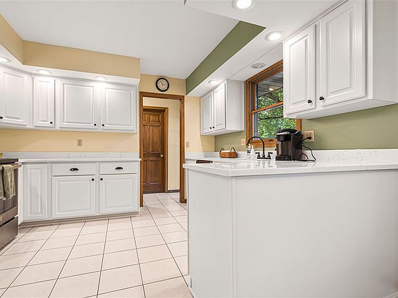 5th image of 3265 Valley Woods Dr