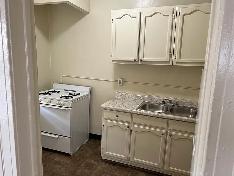 520 1/2 S Serrano Ave #L207 — Photo 4