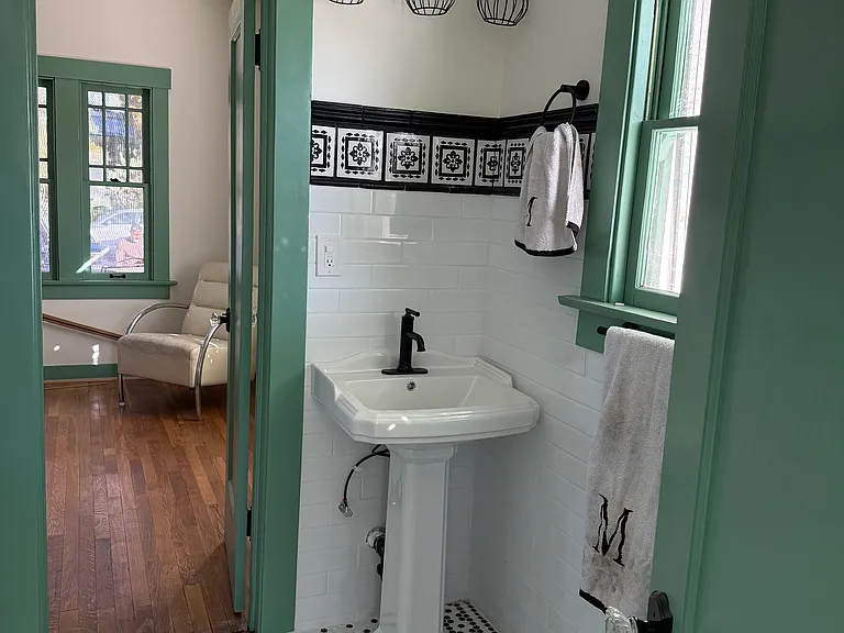 616 E Helen St — Photo 9