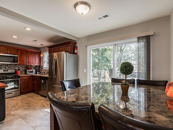 3rd image of 6 Lakeview Dr