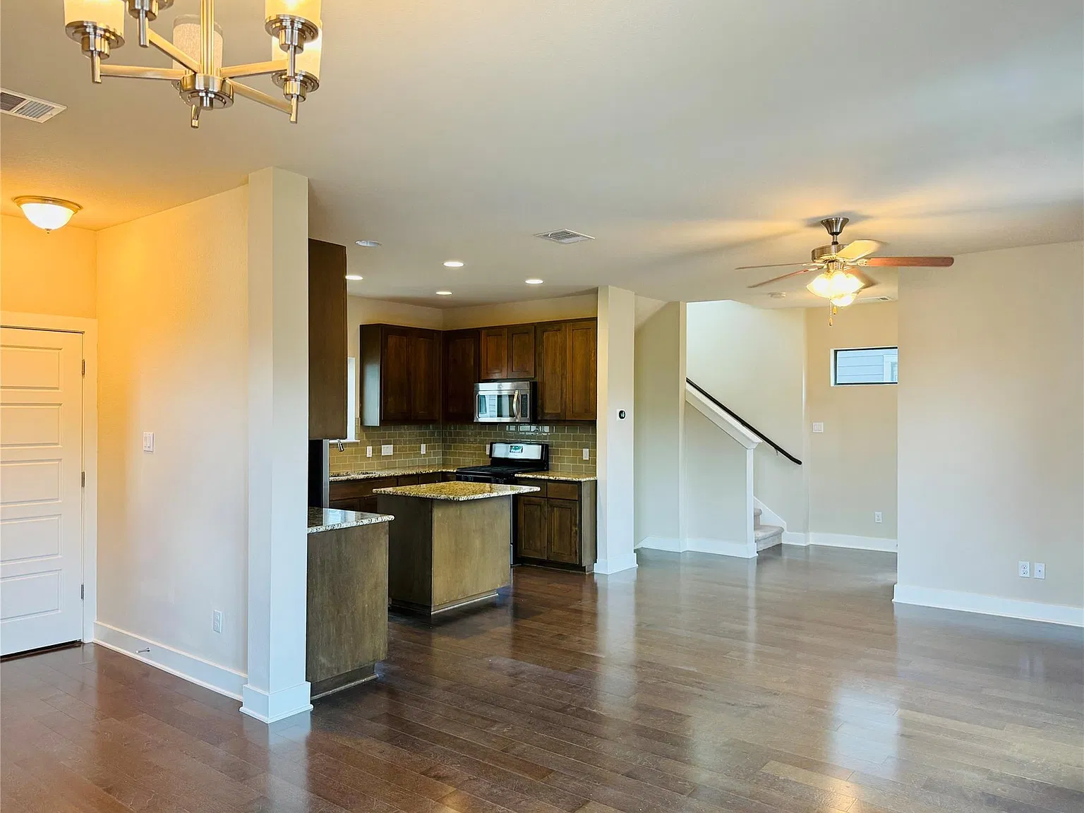2 bed, 2.5 bath, 1408 sqft, $2,300 — Photo 3