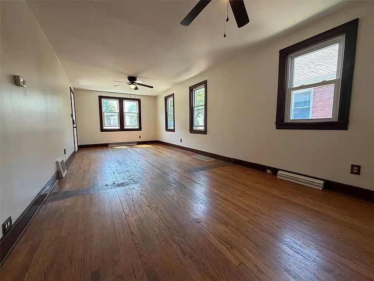 522 E 33rd St — Photo 2