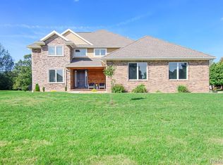 16342 Carrie Ln, Fenton, MI 48430