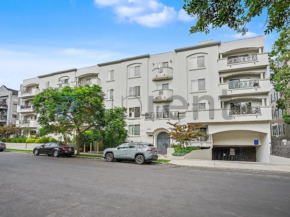 1878 Greenfield Ave #204