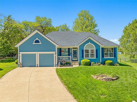 3rd image of 802 Courtland Ct