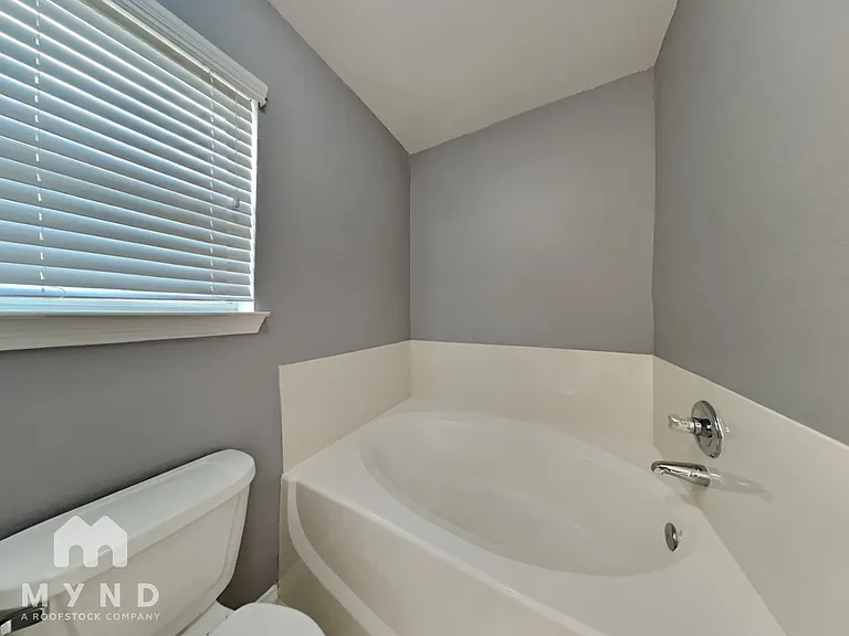 1815 Sherwood Forest Cir — Photo 17