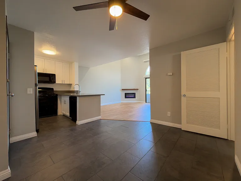 Laurel Canyon Place — Photo 2