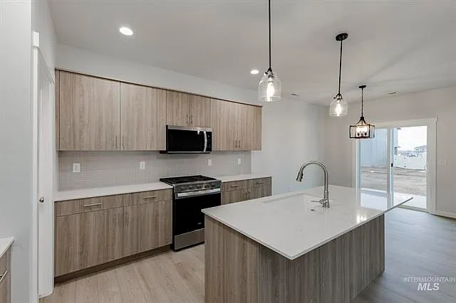 2204 S Border Way — Photo 1