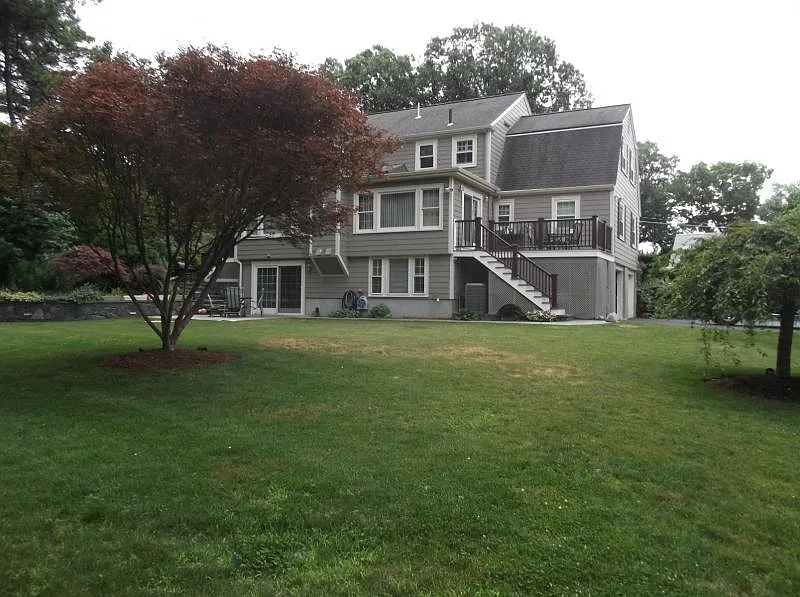 5 bed, 3.5 bath, 3000 sqft, $9,000 — Photo 2