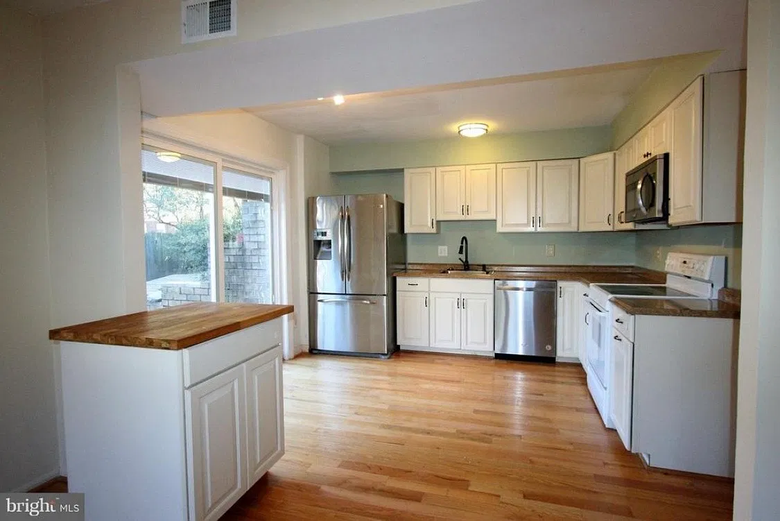 4 bed, 2.5 bath, 2200 sqft, $3,800 — Photo 3