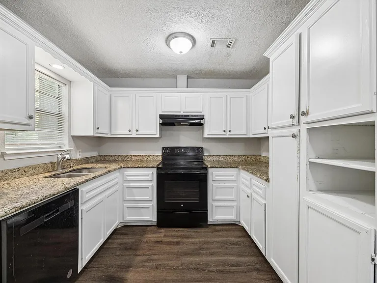 21197 Live Oak St — Photo 4