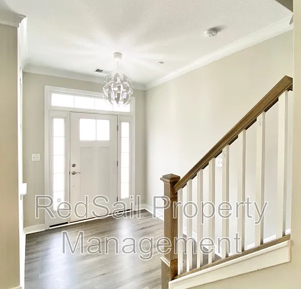 208 Fishers Ct — Photo 4
