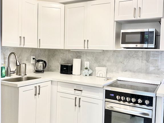 4th image of 118 NE 46th St #B