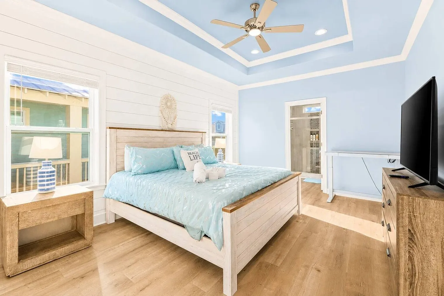 3 bed, 2.0 bath, 1410 sqft, $7,780 — Photo 4