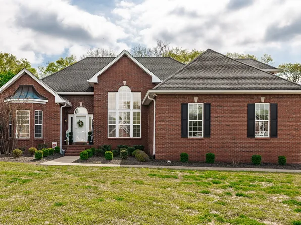 1121 Willow Lake Dr, Gallatin, TN 37066