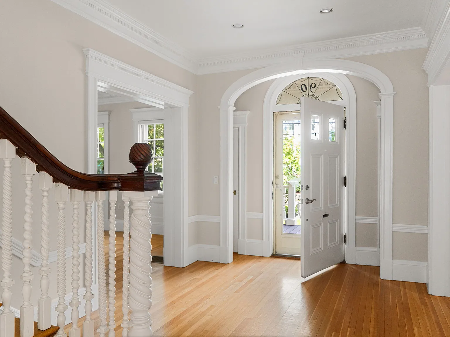 5 bed, 4.5 bath, 5009 sqft, $15,000 — Photo 2