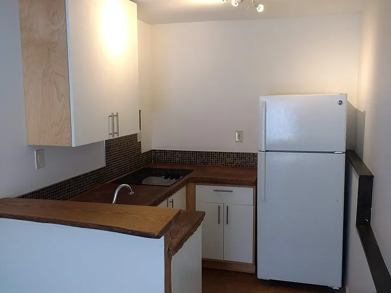 95 3rd Ave — Photo 3