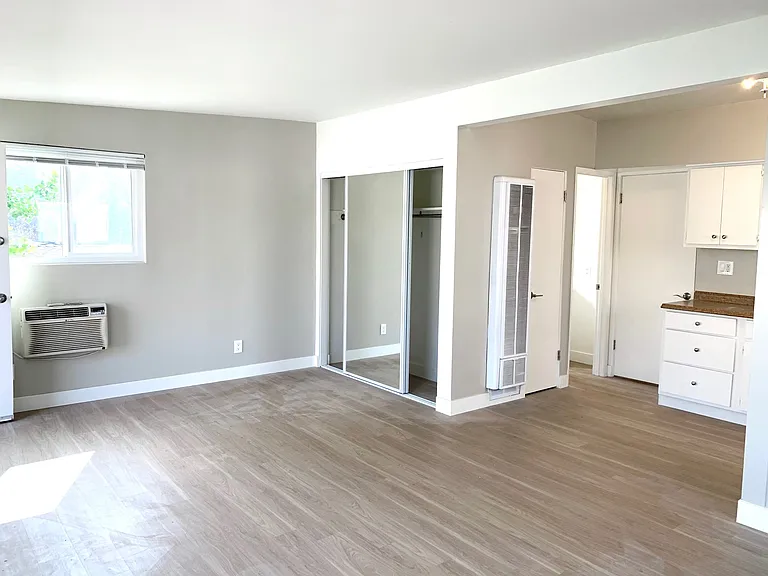 206D Maple #D — Photo 2