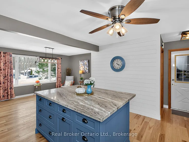 16 Mundy Ave — Photo 4