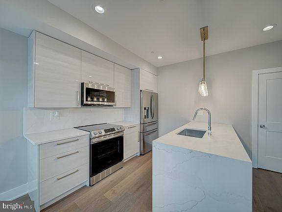 5th image of 1914 Capitol Ave NE #201