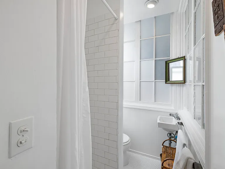 121 Varennes St #1F — Photo 16