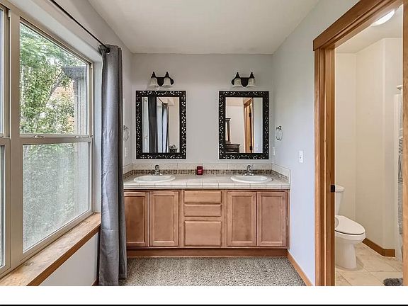 4th image of 600 NE Grove St #600