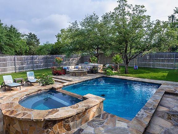 3rd image of 1605 Brook Hollow Dr