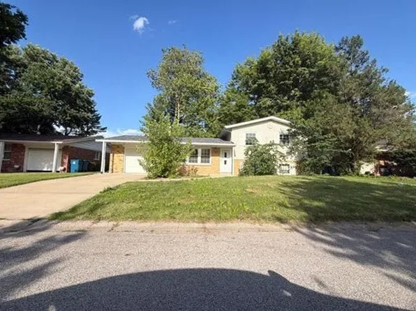 18 Village Dr, Swansea, IL 62226