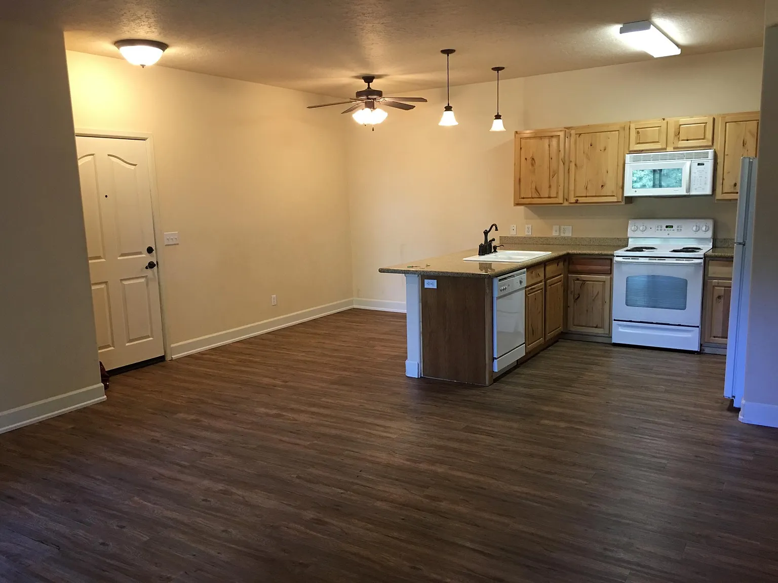 3 bed, 1400 sqft, $1,900 — Photo 3