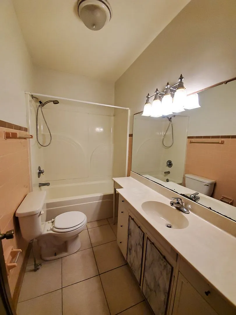 525 S Woodlawn — Photo 4