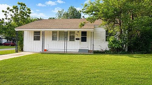 3901 Pine Ave Photo 1