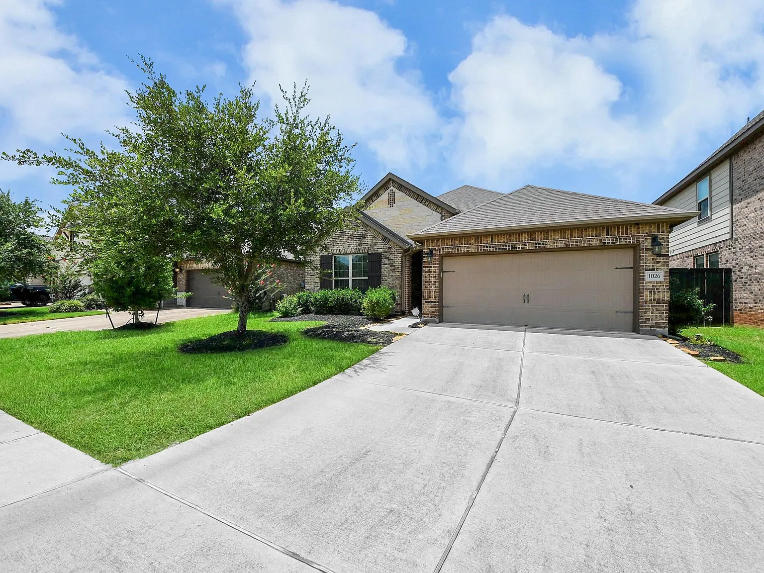 4 bed, 3.0 bath, 2468 sqft, $3,000 — Photo 2