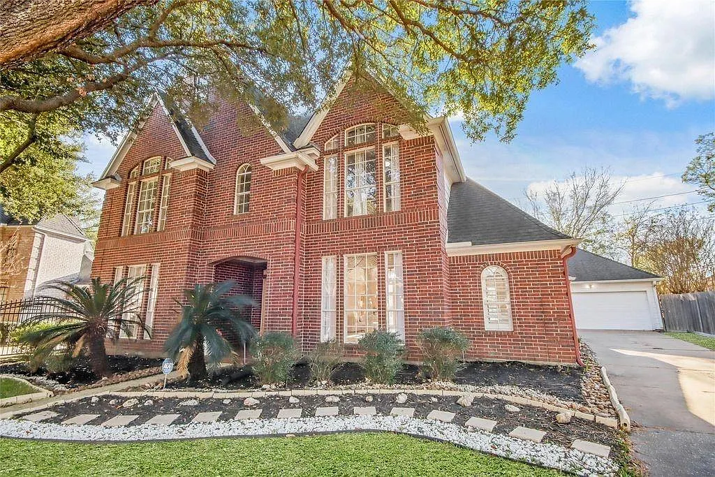 4 bed, 3.0 bath, 3288 sqft, $5,750 — Photo 1