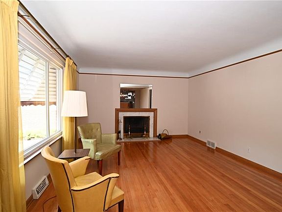 4th image of 10709 Raymond Ave
