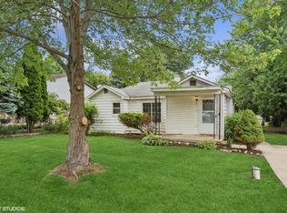 6112 Hillcrest Rd, Cary, IL 60013