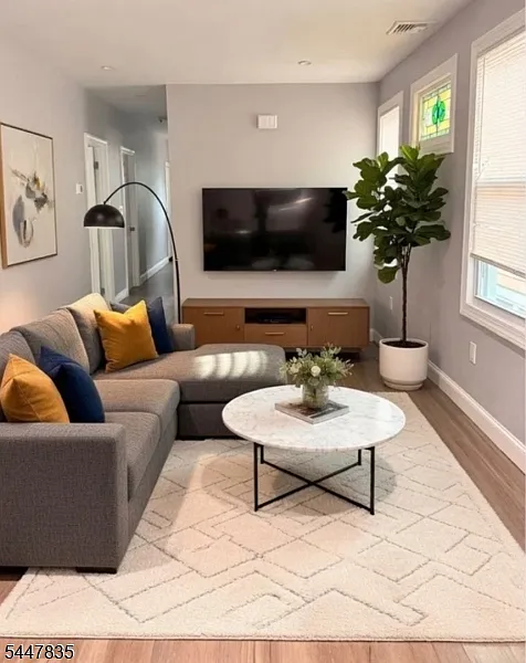 3 bed, 1.0 bath, $2,500 — Photo 2