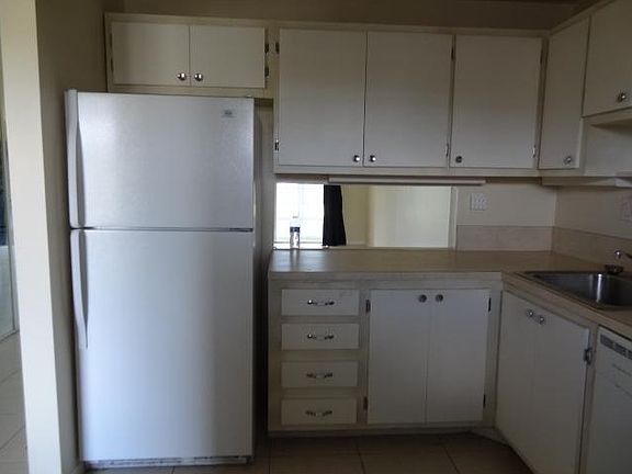4th image of 5545 Lakewood Cir N APT 423