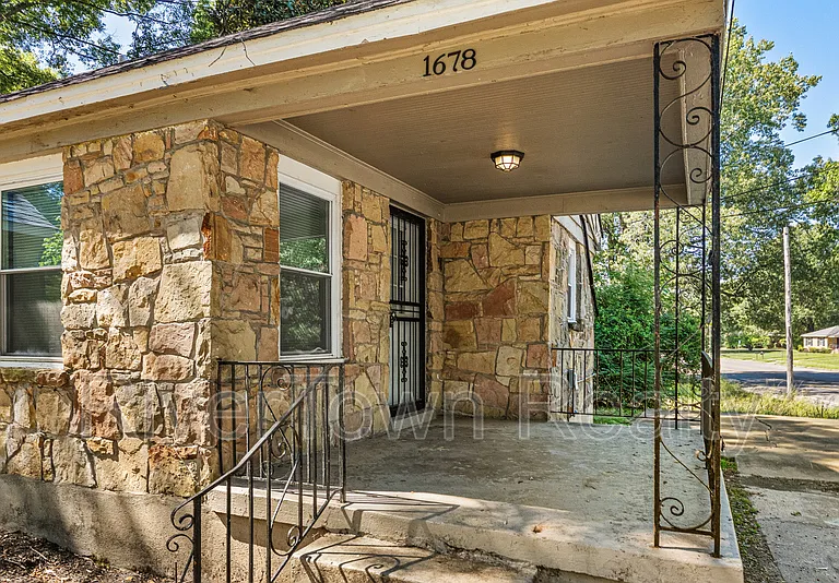 1678 Alta Vista Ave — Photo 2