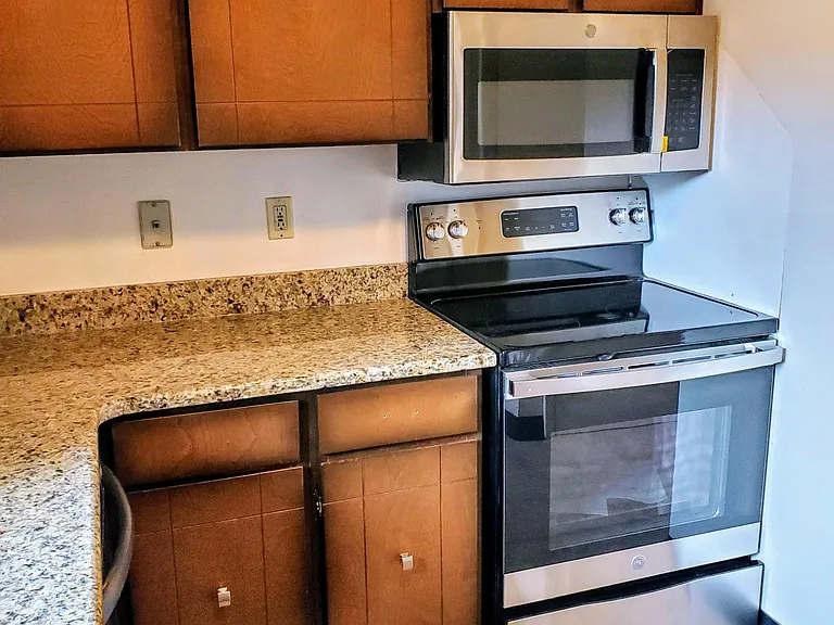 305 Thomas Dr #8 — Photo 11