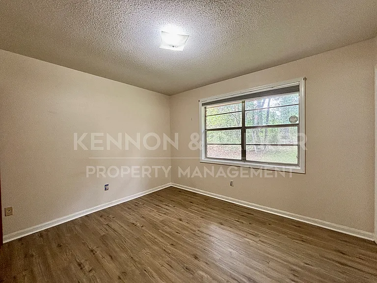 8001 Twin Chapel Dr — Photo 8