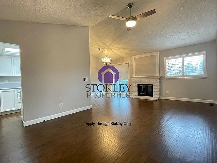 461 Camelback Rd — Photo 3