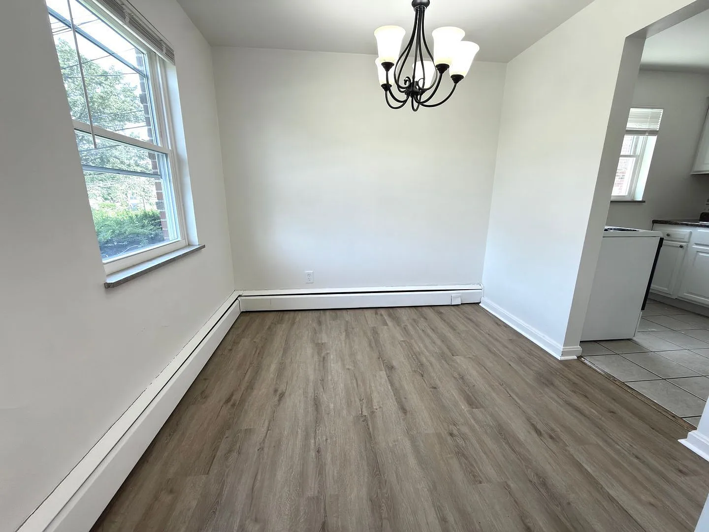 2 bed, 1.0 bath, $1,050 — Photo 3