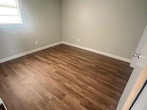 5th image of 926 S Theater St