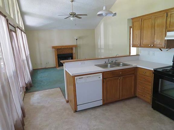 4th image of 323 Elmwood Ln