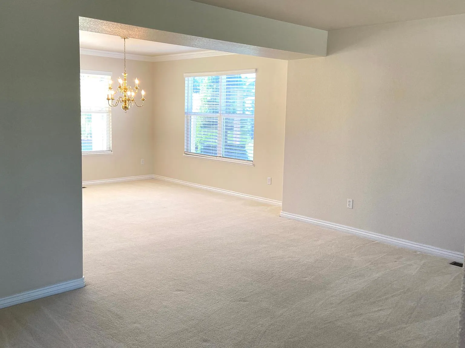 4 bed, 3.5 bath, 3700 sqft, $3,295 — Photo 4