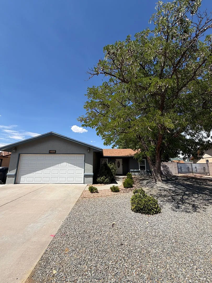 Move in Special! 3 Bedroom 2 Bath w/ 2 Car Garage — Photo 1