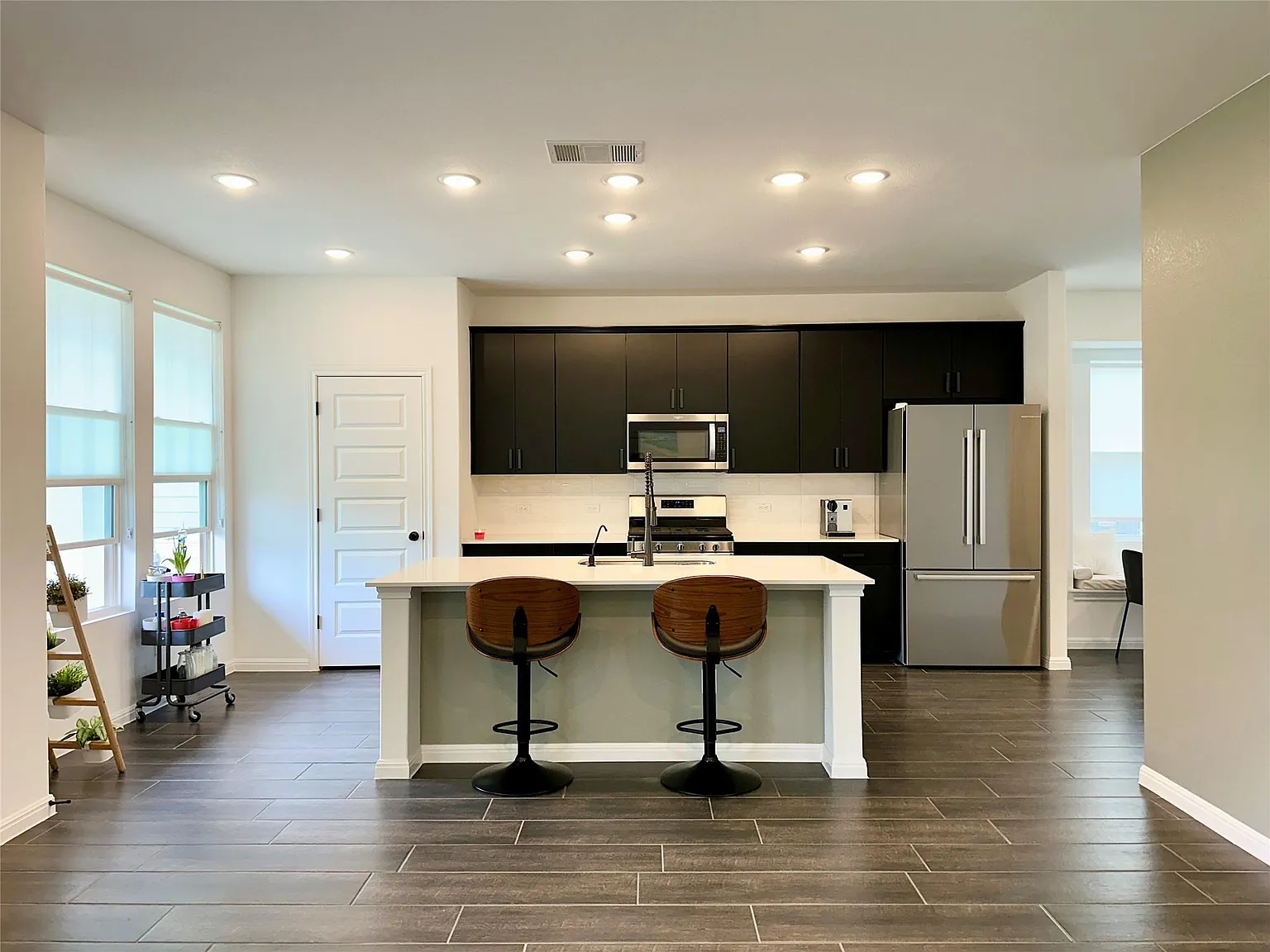 3 bed, 2.5 bath, 1950 sqft, $2,350 — Photo 3
