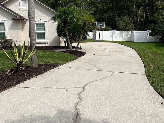 4th image of 613 Lavender Ln