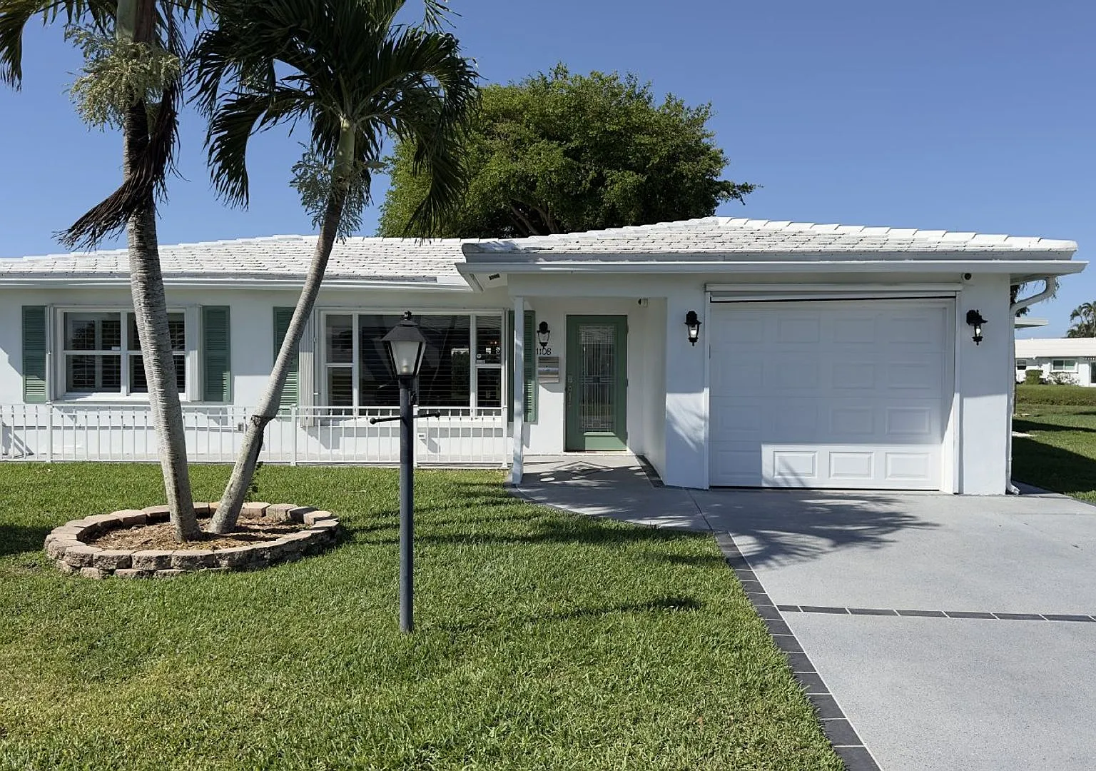 Lakefront 2BR Home in 55+ Leisureville Community — Photo 1