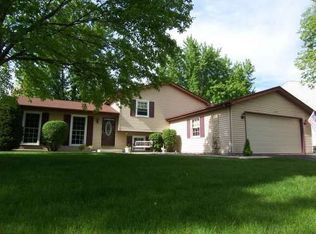 405 Carriage Hill Rd, Naperville, IL 60565